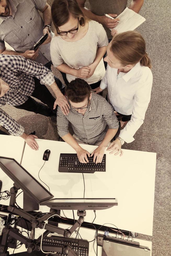 grupo de empresários de inicialização trabalhando em equipe para encontrar solução foto