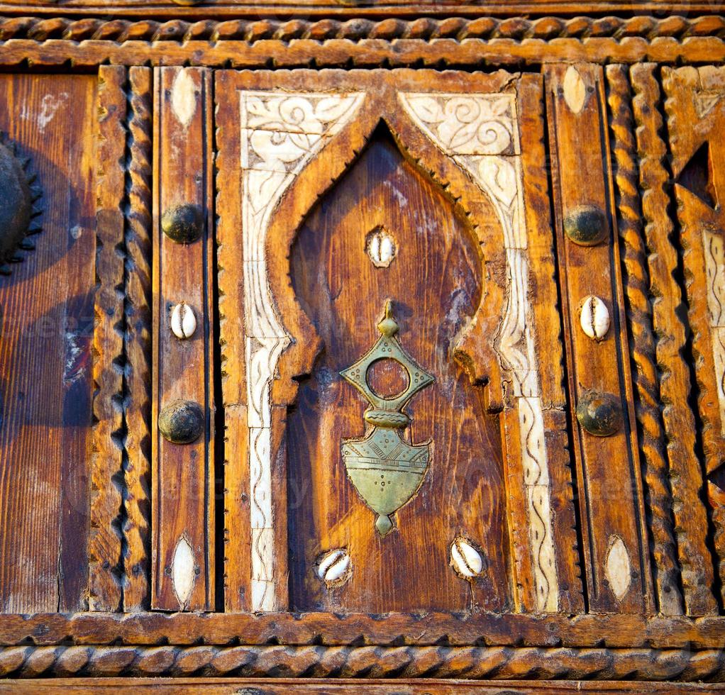 casca marrom enferrujado em Marrocos na áfrica a antiga fachada de madeira foto