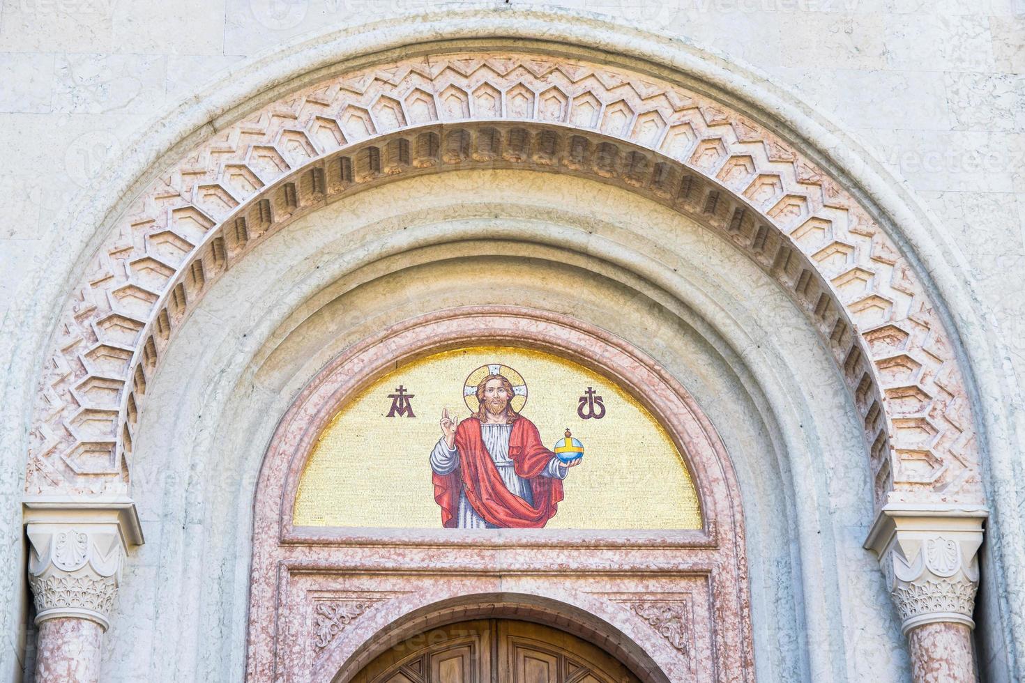 mosaico da imagem de Deus acima da porta de uma igreja. foto