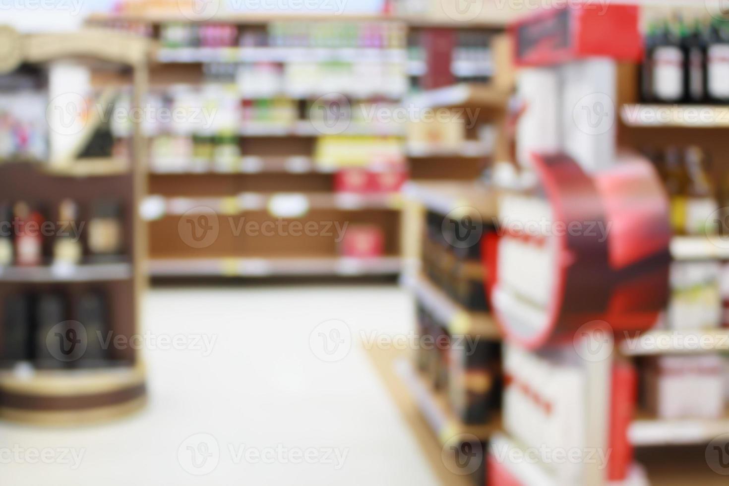 prateleiras de vinho no fundo desfocado do supermercado foto