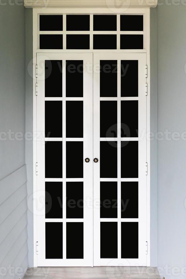 porta da frente branca com janelas foto
