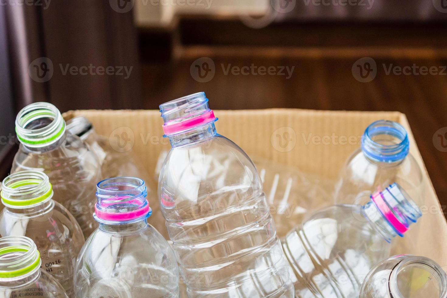 garrafas de plástico no conceito de reutilização de caixa de papel de reciclagem foto