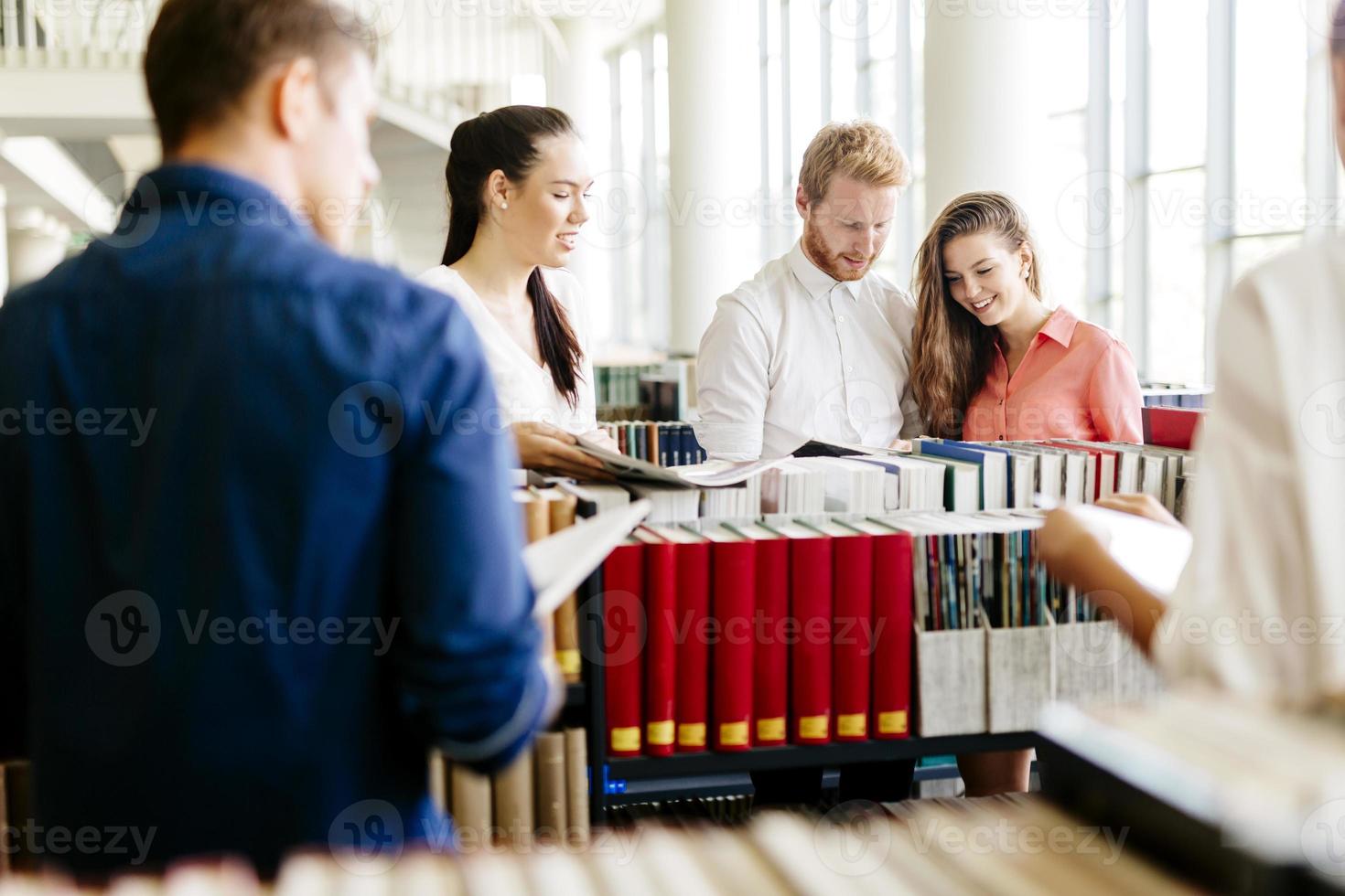 grupo de estudantes estudando na biblioteca foto
