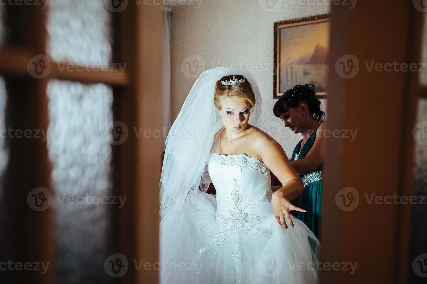 linda noiva caucasiana se preparando para a cerimônia de casamento foto