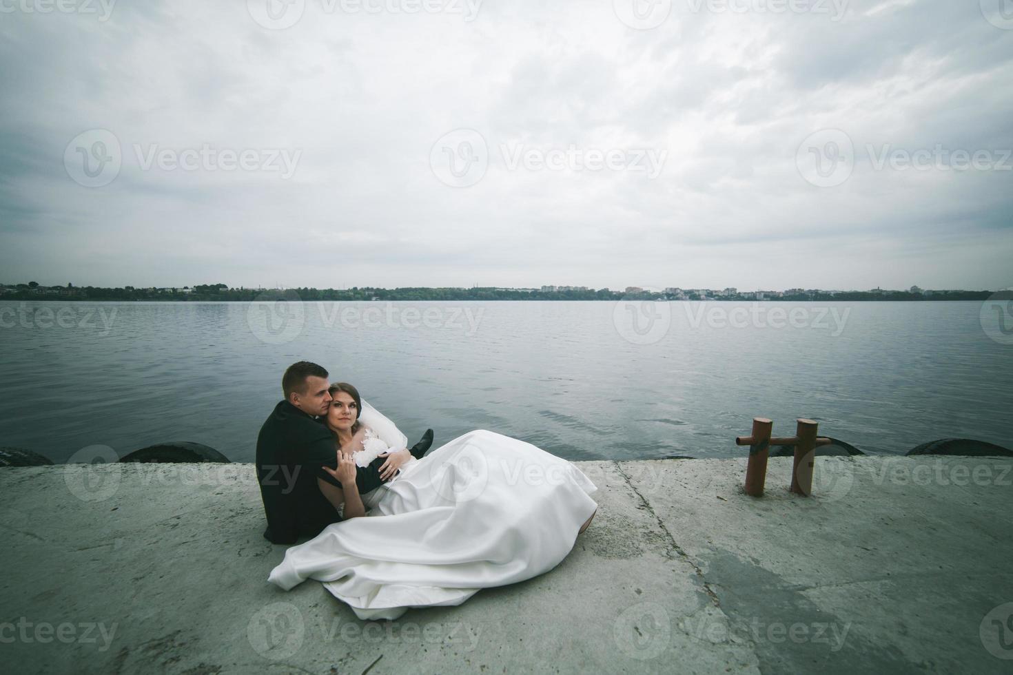 retrato de casal de noivos foto