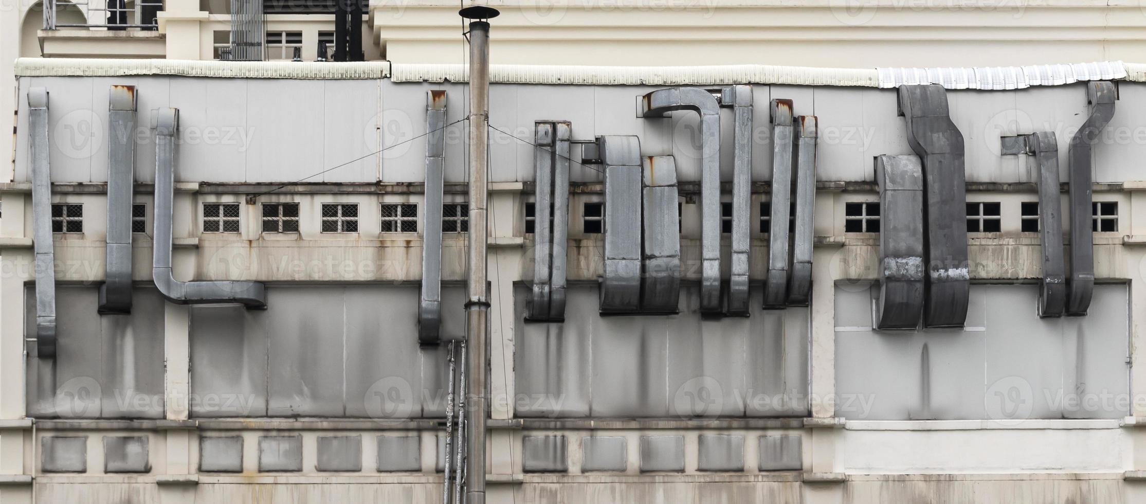 sistema de ventilação de chaminé no exterior do edifício foto