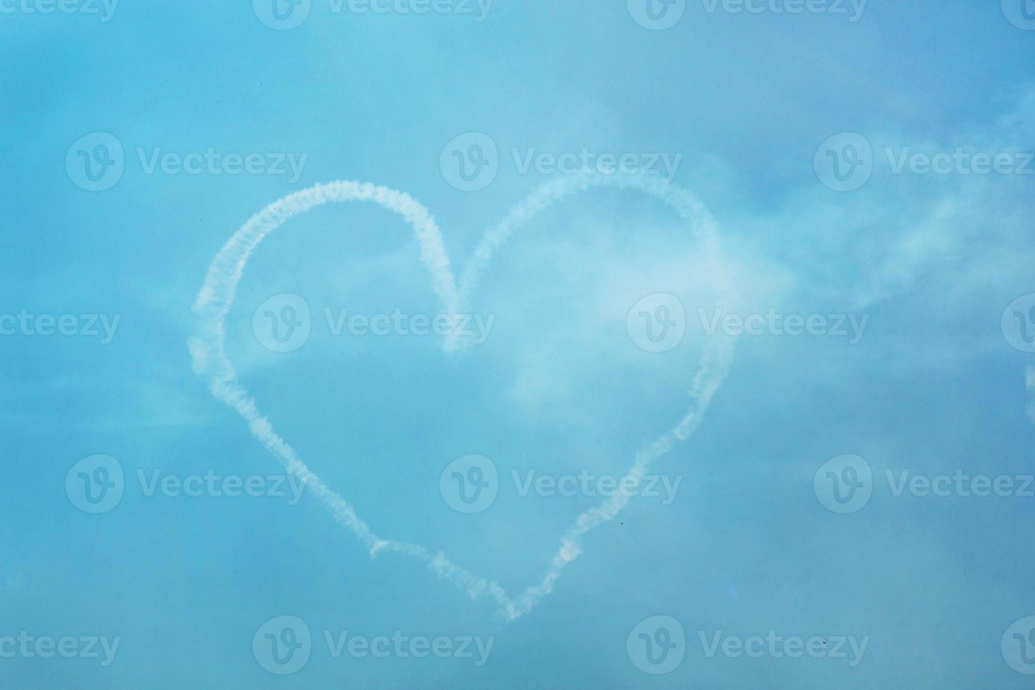 o traço do avião no céu em forma de coração. foto