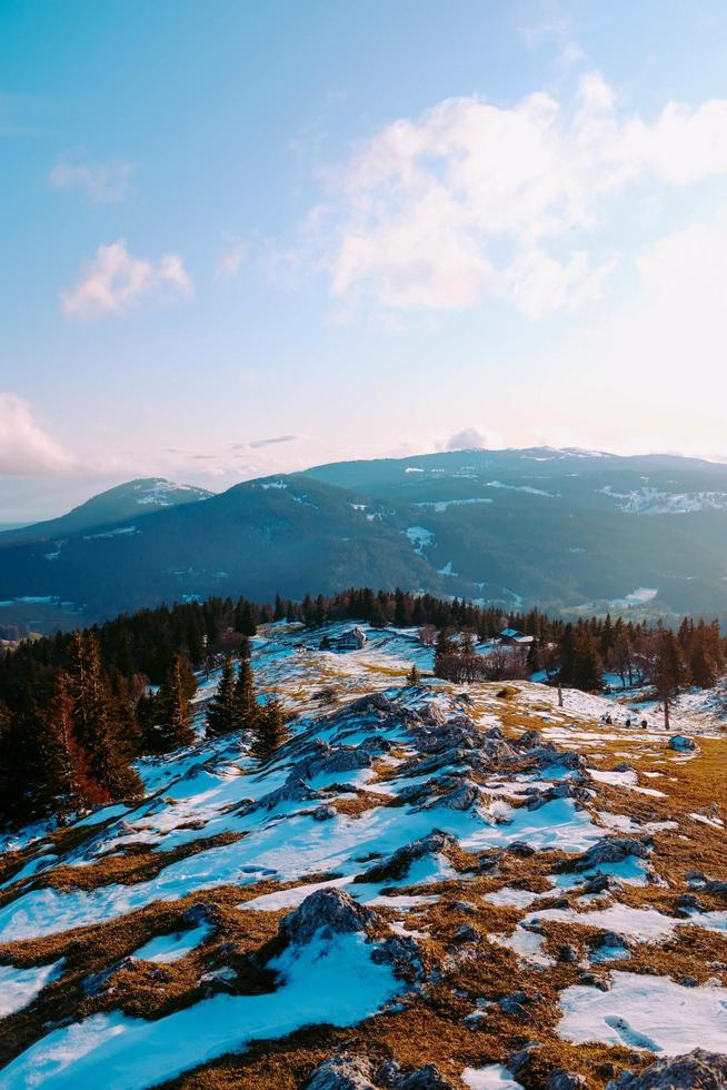 montanha de neve e céu azul nublado foto