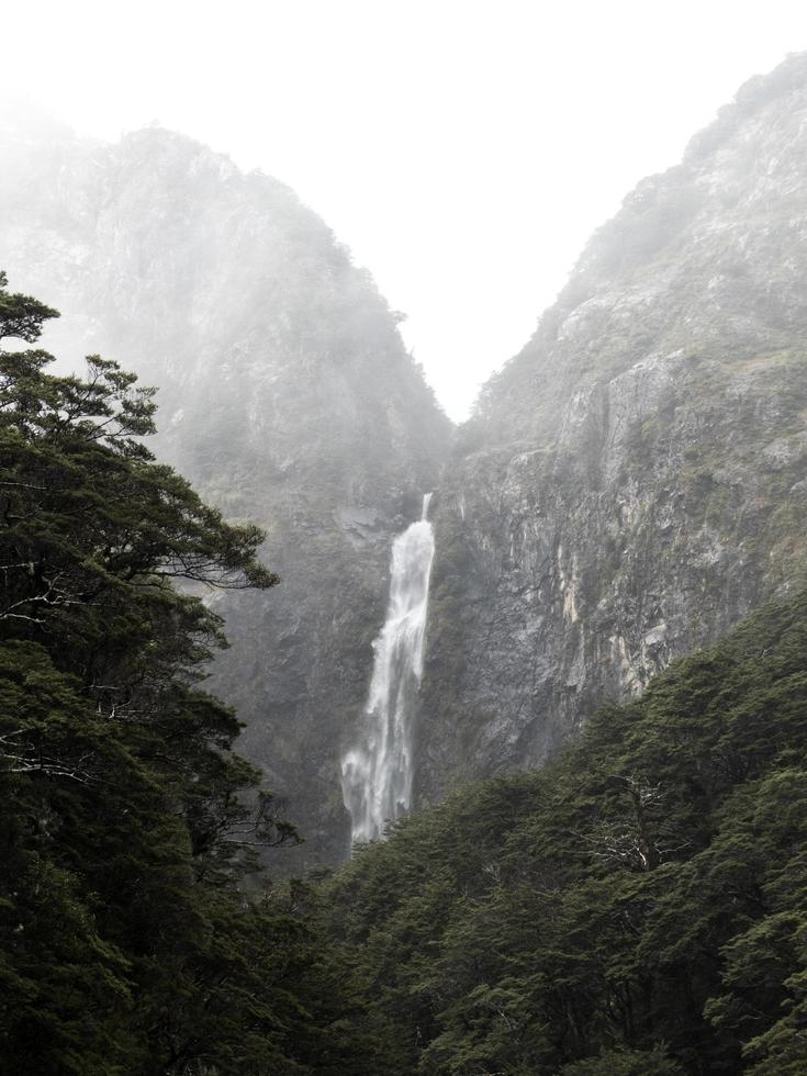 cachoeira no topo da montanha foto