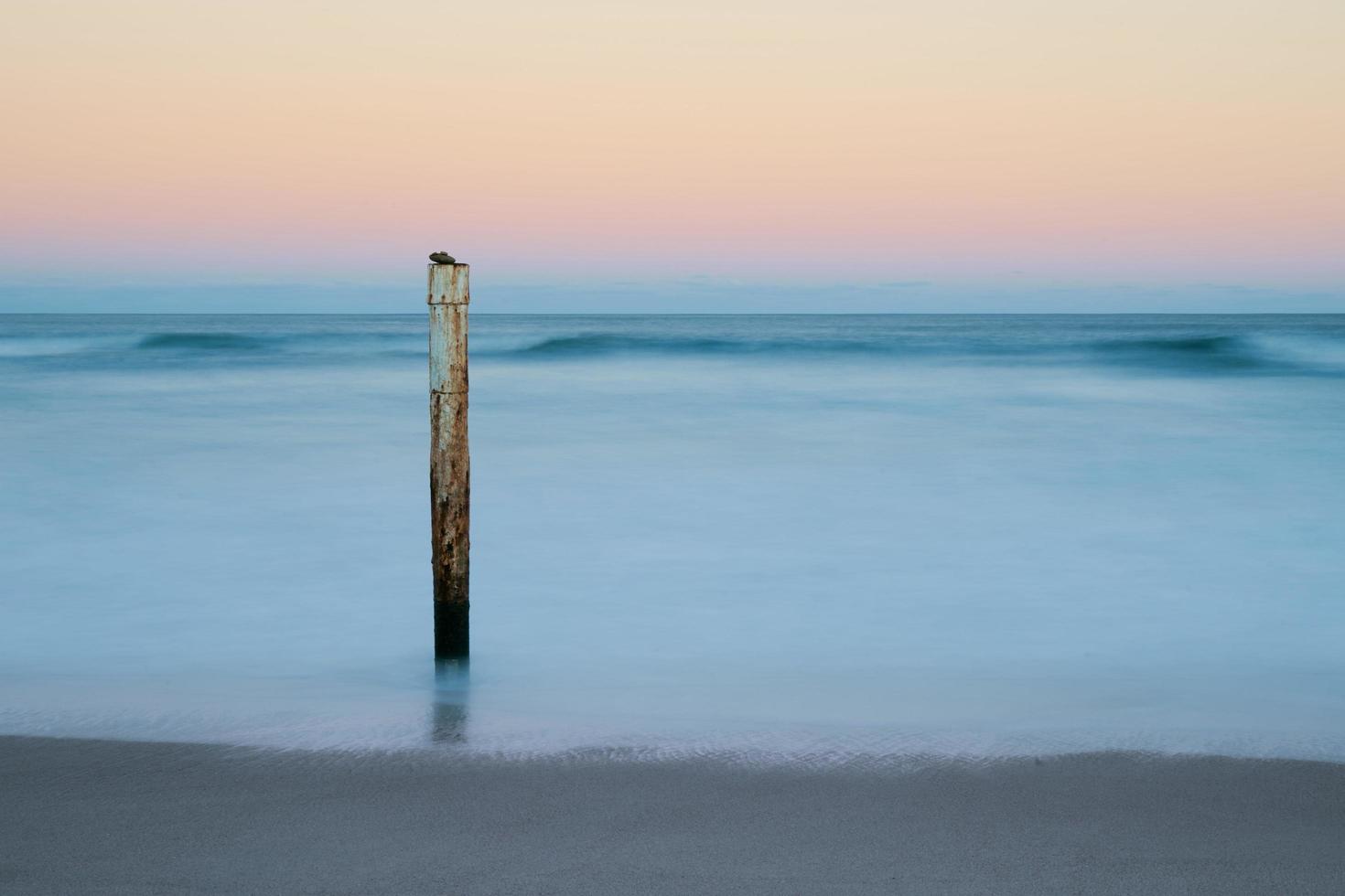 poste branco na costa foto