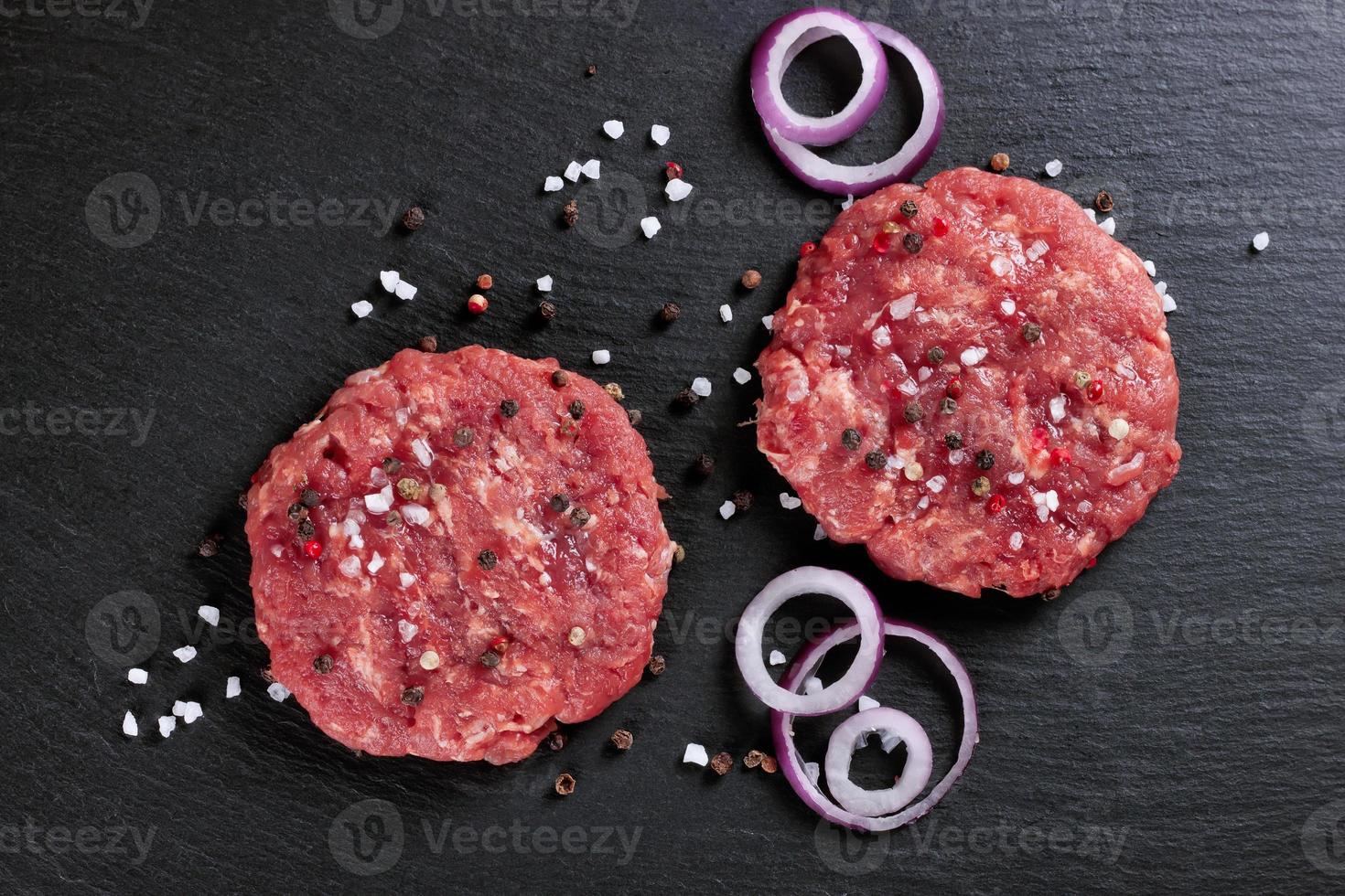 costeleta de hambúrguer de carne caseira crua foto