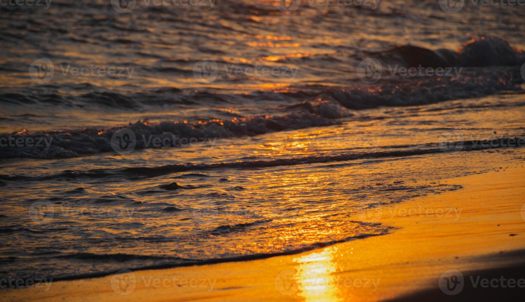 belo pôr do sol no mar à noite foto