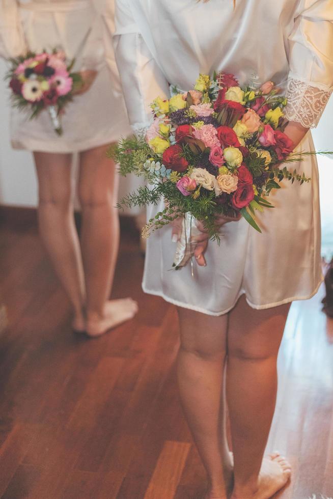 damas de honra com buquês foto