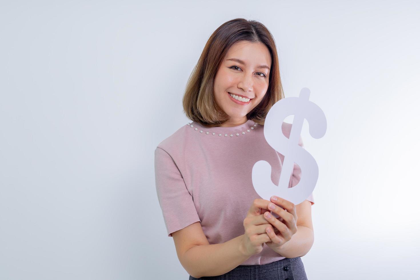 mulher asiática segurando o símbolo do dólar com o conceito de finanças. foto