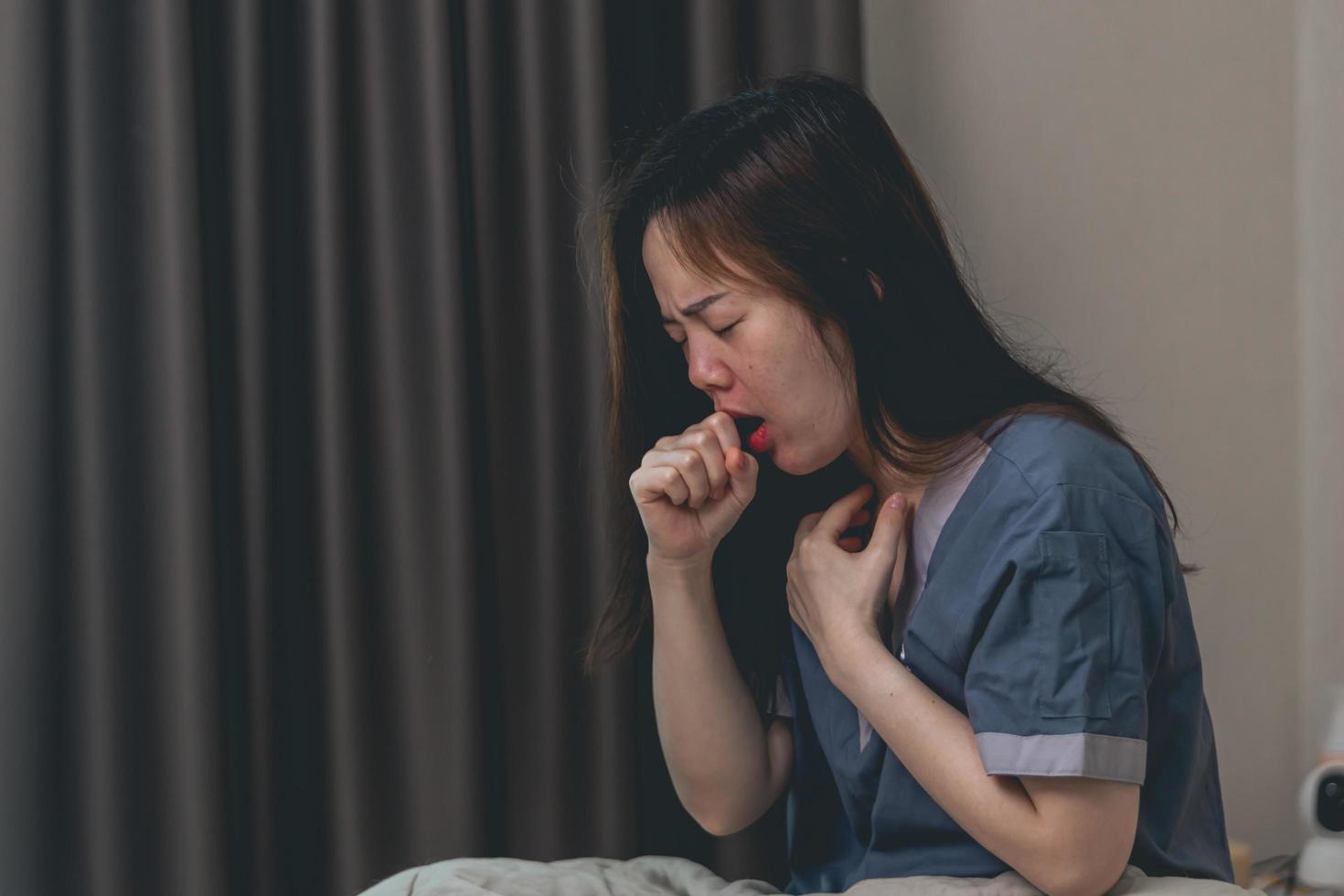 mulher asiática doente tossindo, soluçando, engasgando foto