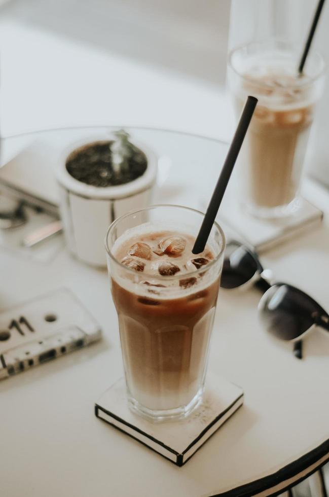 café com leite gelado com óculos de sol em uma mesa foto