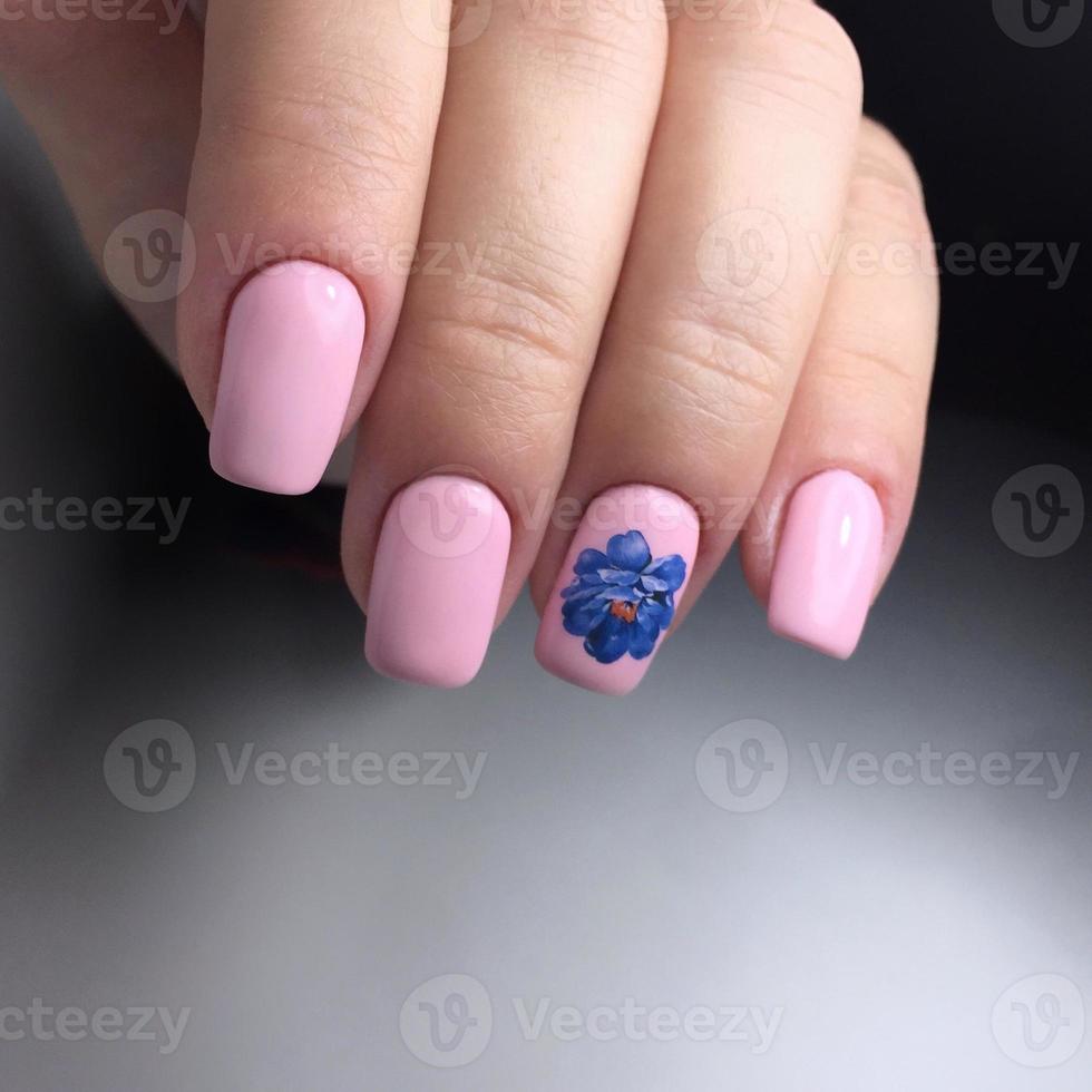 manicure feminina rosa profissional nas unhas close-up foto