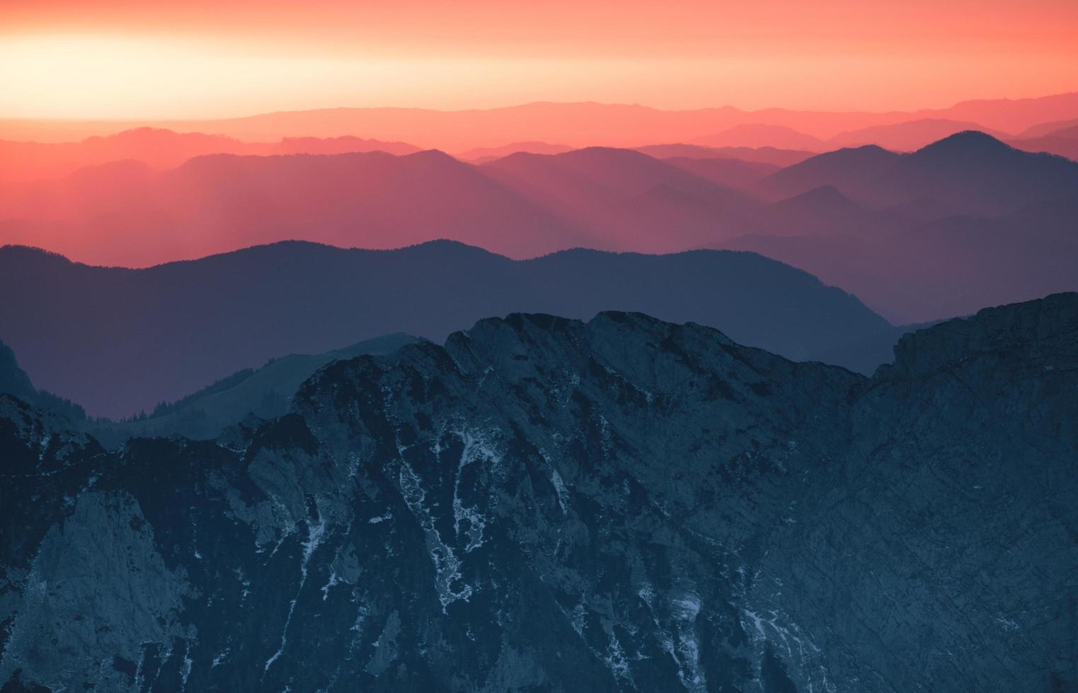 camadas de topos de montanhas foto