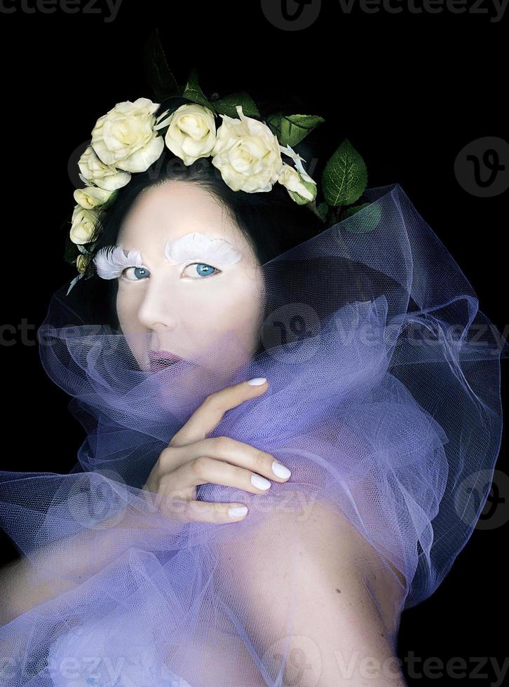 retrato do conceito de mulher estranha na coroa de rosas brancas com maquiagem de fantasia para da de muertos foto