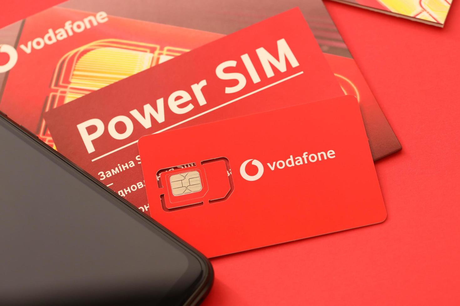 ternopil, ucrânia - 5 de julho de 2022 cartão móvel vodafone power sim da vodafone group plc - empresa multinacional britânica de telecomunicações que opera redes em 22 países foto