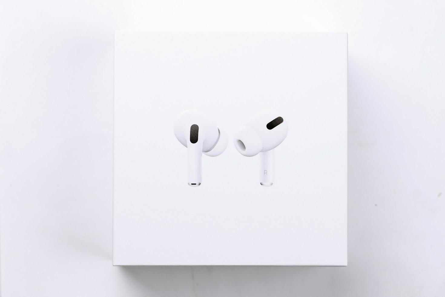 Kharkiv, Ucrânia - 27 de janeiro de 2021 apple airpods pro em um fundo branco. fones de ouvido sem fio com estojo de carregamento e uma caixa. maçã Inc. é uma empresa americana de tecnologia foto