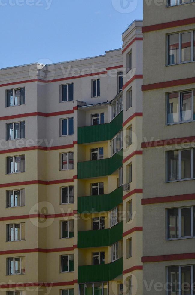 edifício residencial de vários andares novo ou recentemente concluído com janelas e varandas. tipo russo de construção de casas foto