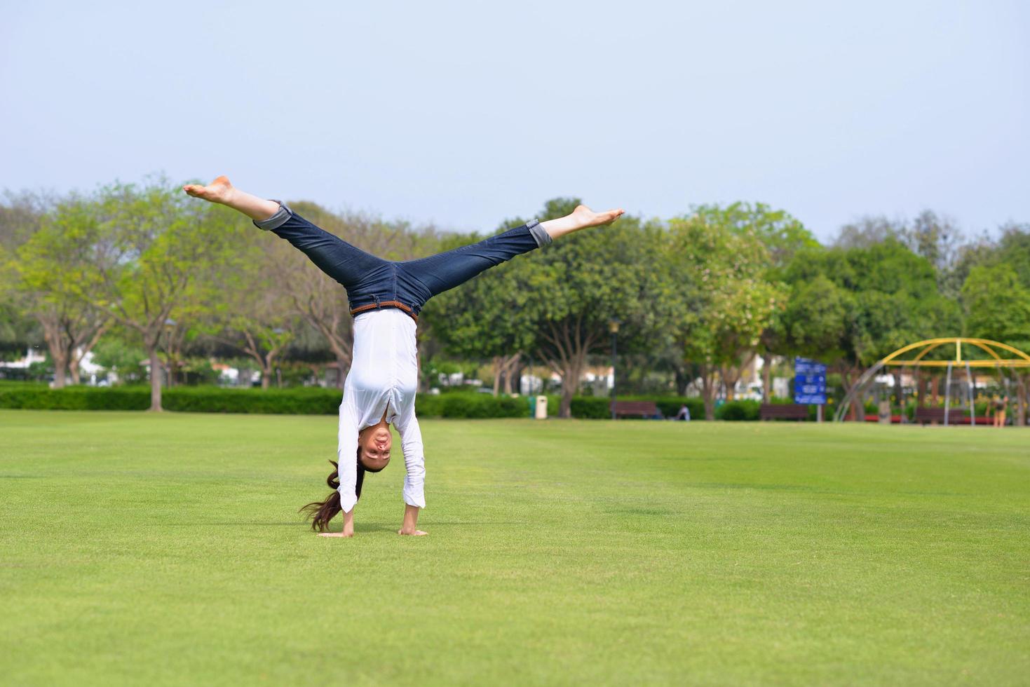 jovem pulando no parque foto