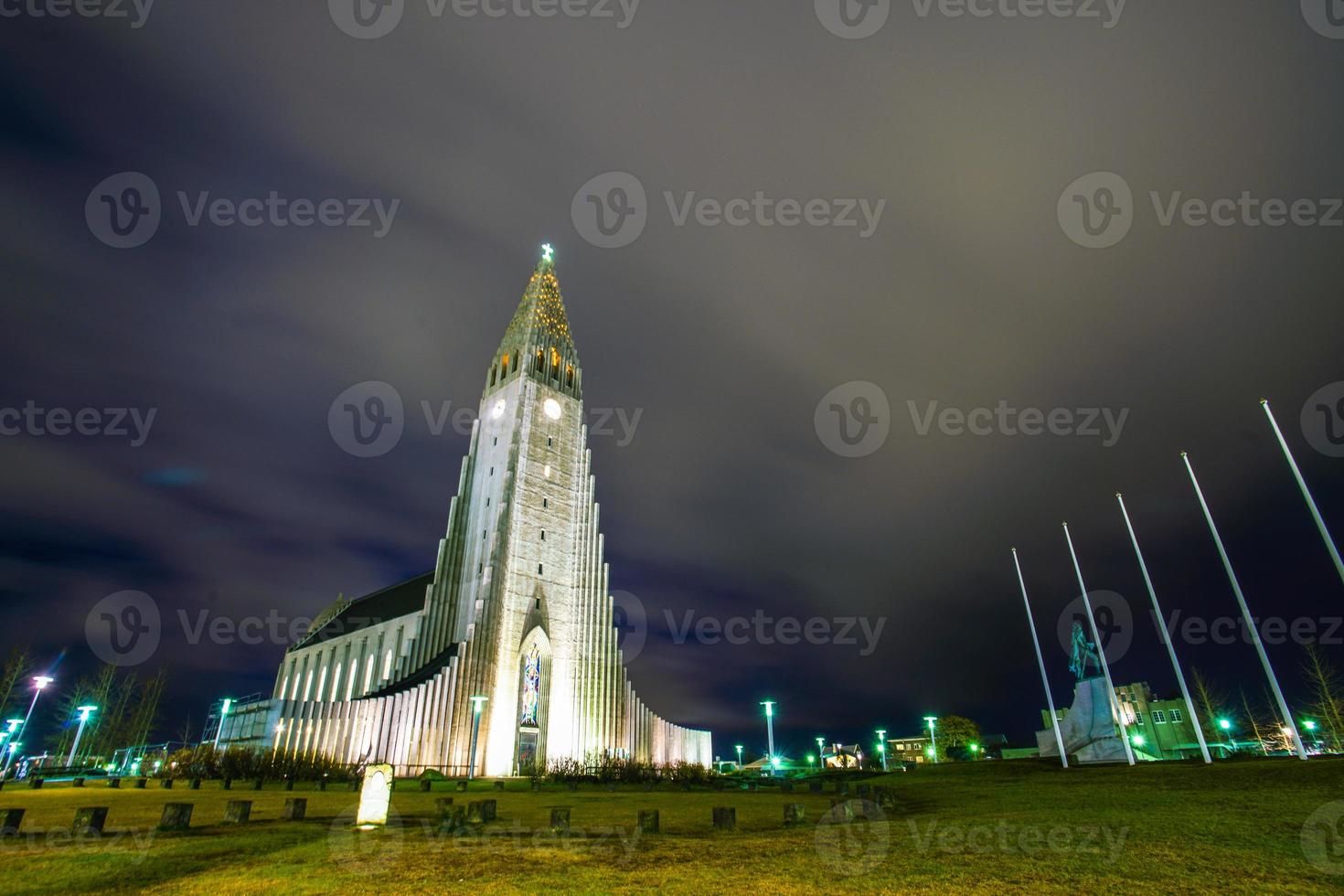 hallgrimskirkja ou igreja de hallgrimur, um luterano, ou igreja da islândia, igreja paroquial em reykjavik, em homenagem ao poeta islandês e clérigo hallgrimur petursson, islândia foto