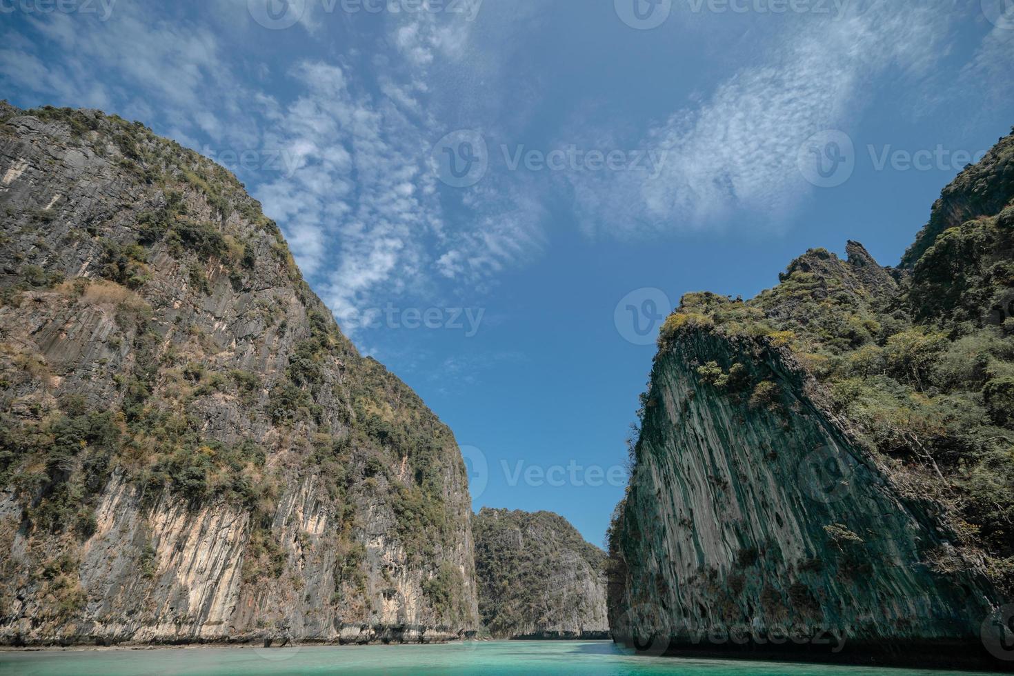 lagoa de pileh, paisagem do mar de andaman, ilhas phi phi, tailândia. foto