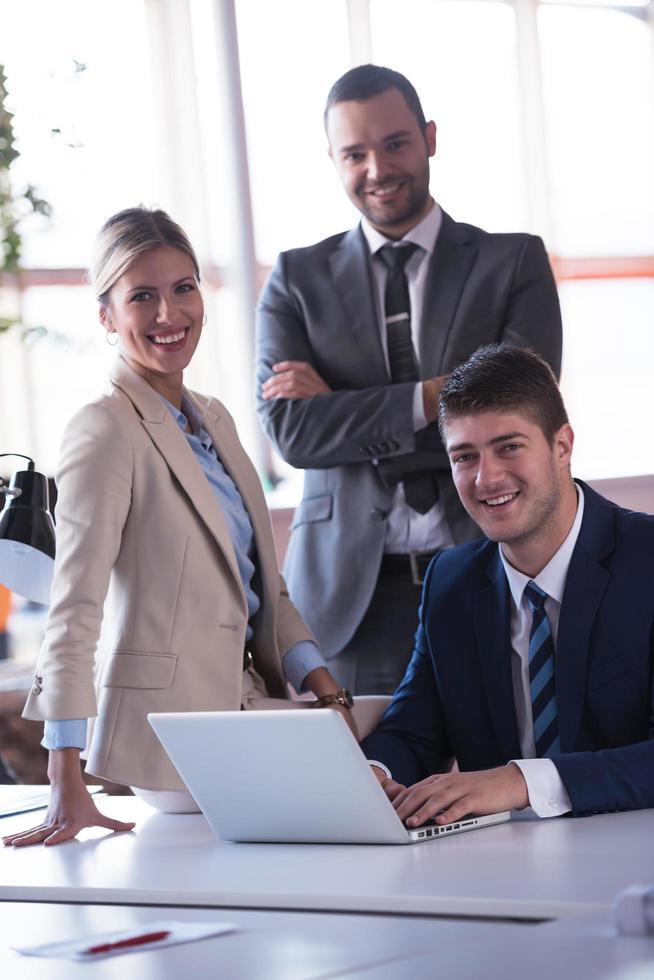 homem de negócios no escritório foto