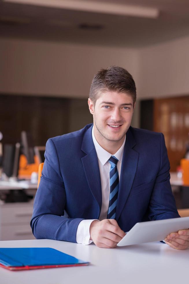 homem de negócios no escritório foto