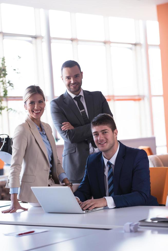 homem de negócios no escritório foto