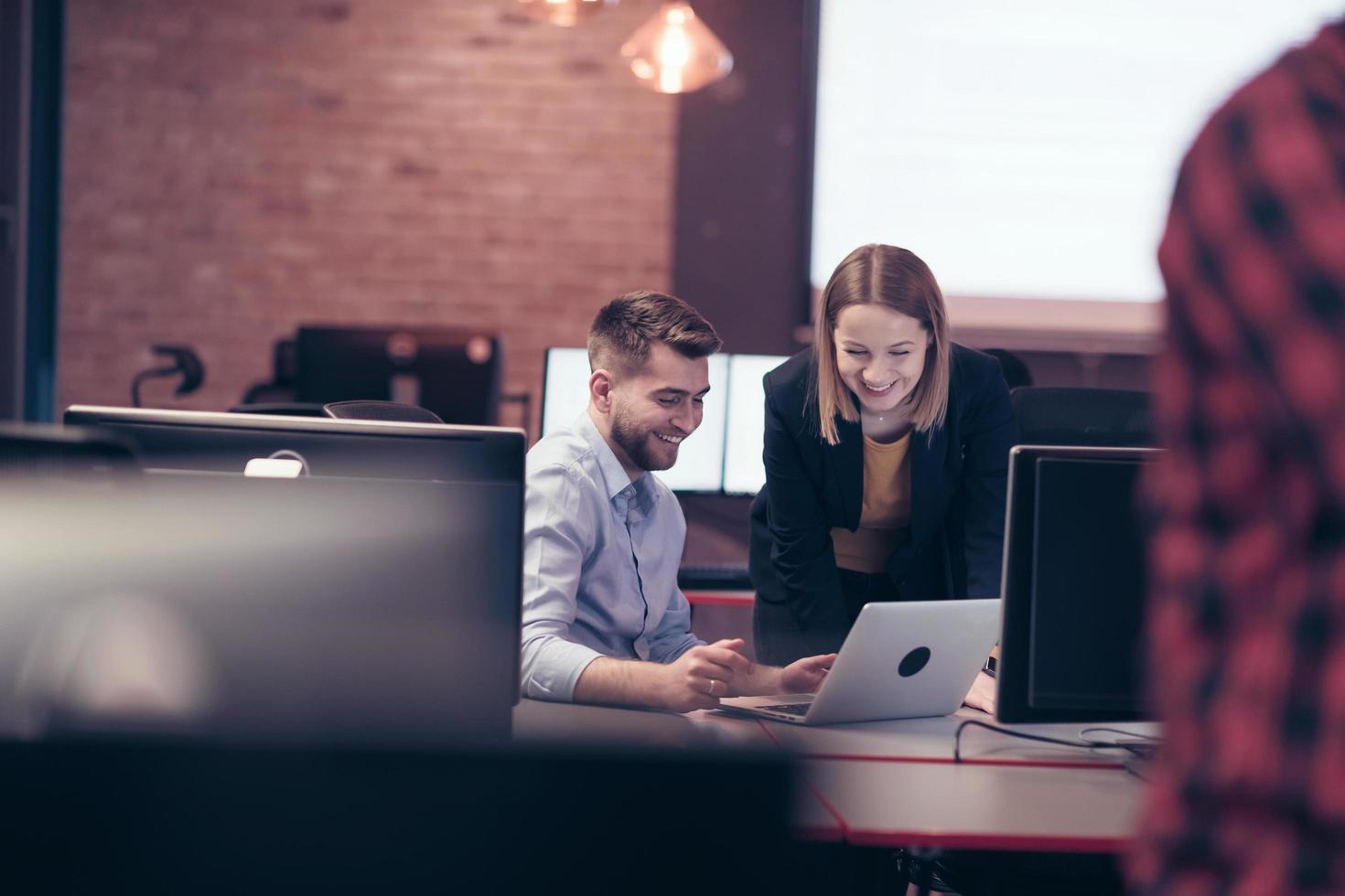 empresária sorridente com experiência no trabalho em treinamento de projetos de negócios, treinador, colega de trabalho, agradável, consultora qualificada, consultora, auxiliando o cliente masculino no laptop foto