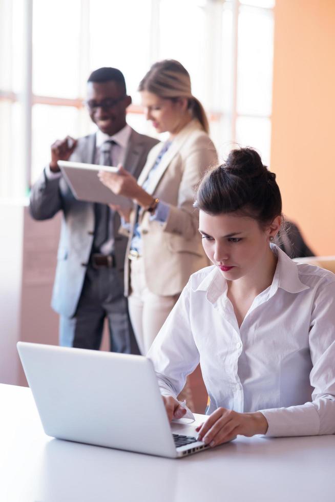 grupo de pessoas de negócios no escritório foto