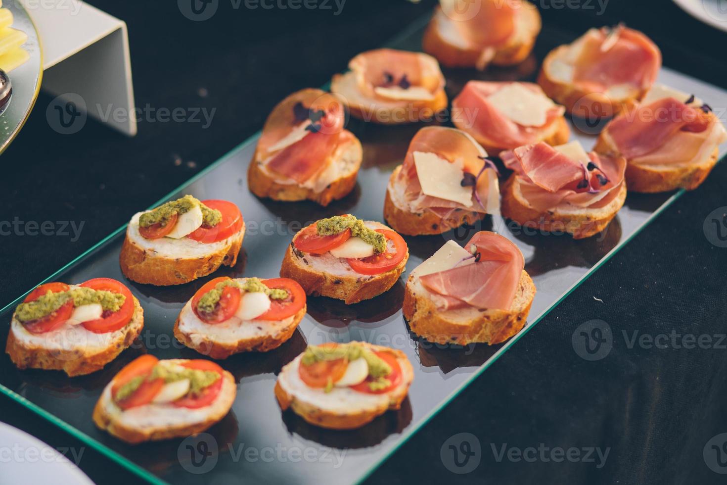 foto de lanches em uma mesa de banquete buffet pratos frios