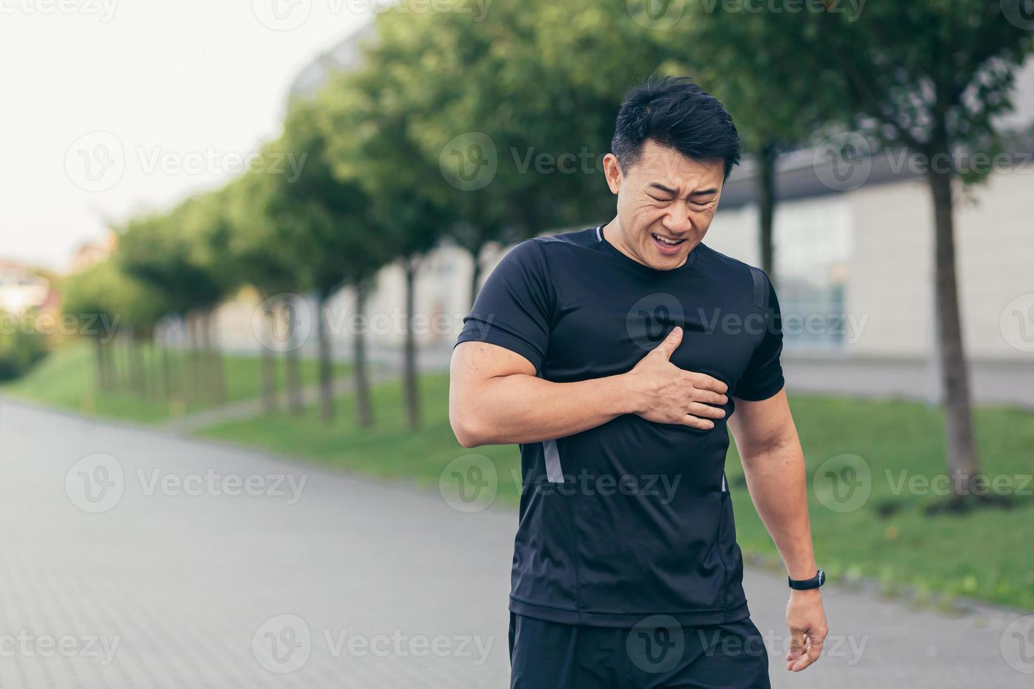 atleta asiático masculino, tem aptidão para dor no peito no parque e corrida, dores no coração depois foto