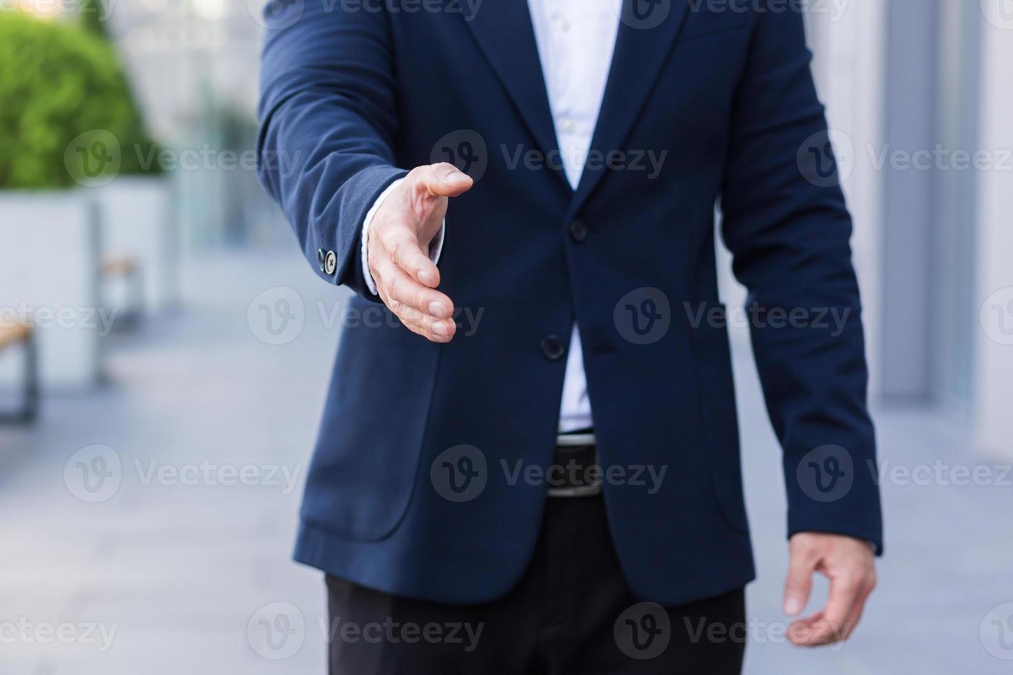 foto de close-up de cumprimento do aperto de mão do empresário masculino em terno de negócio