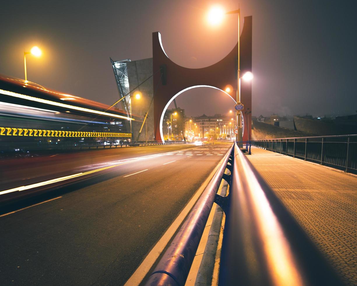 ponte de concreto à noite foto