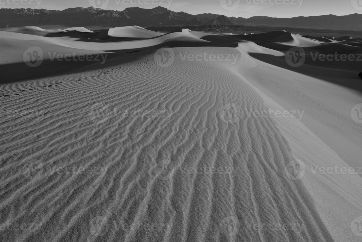 dunas de areia e montanhas na paisagem do deserto foto