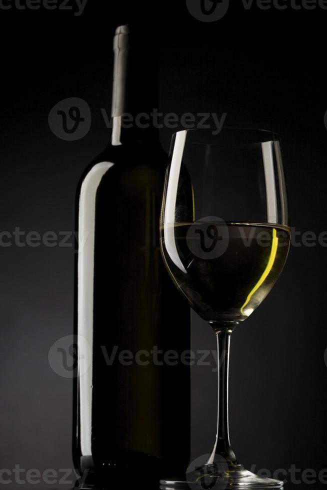 silhueta de copo de vinho branco fundo preto foto