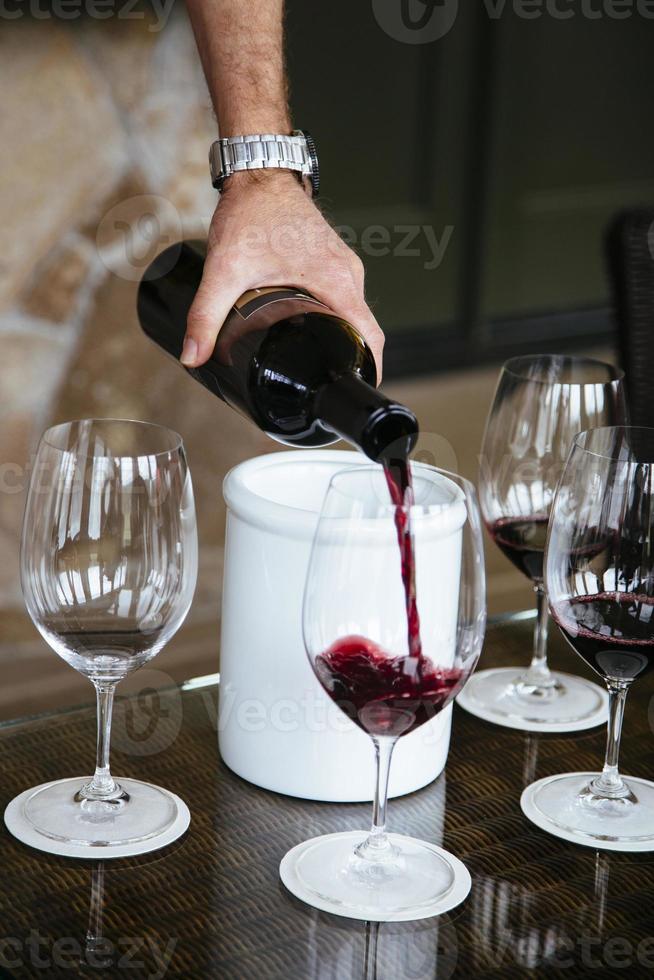 copo de vinho sendo servido foto