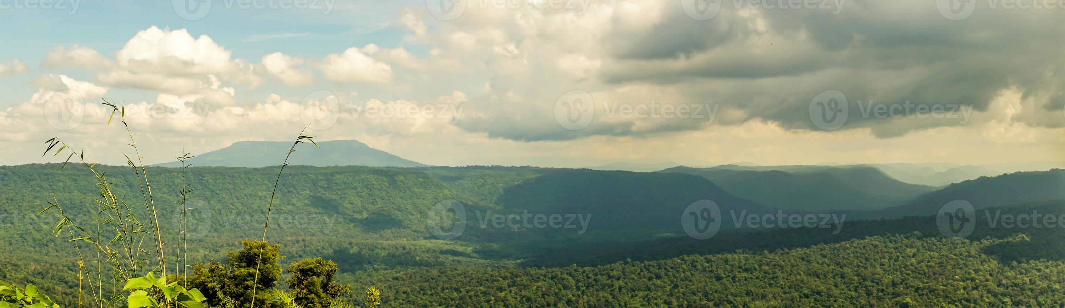 panorama de altas montanhas na tailândia maravilhosa paisagem de estação chuvosa nas montanhas tem todo o céu nuvens e névoa. foto