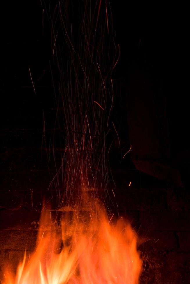 fornalha de ferreiro tradicional com fogo ardente foto