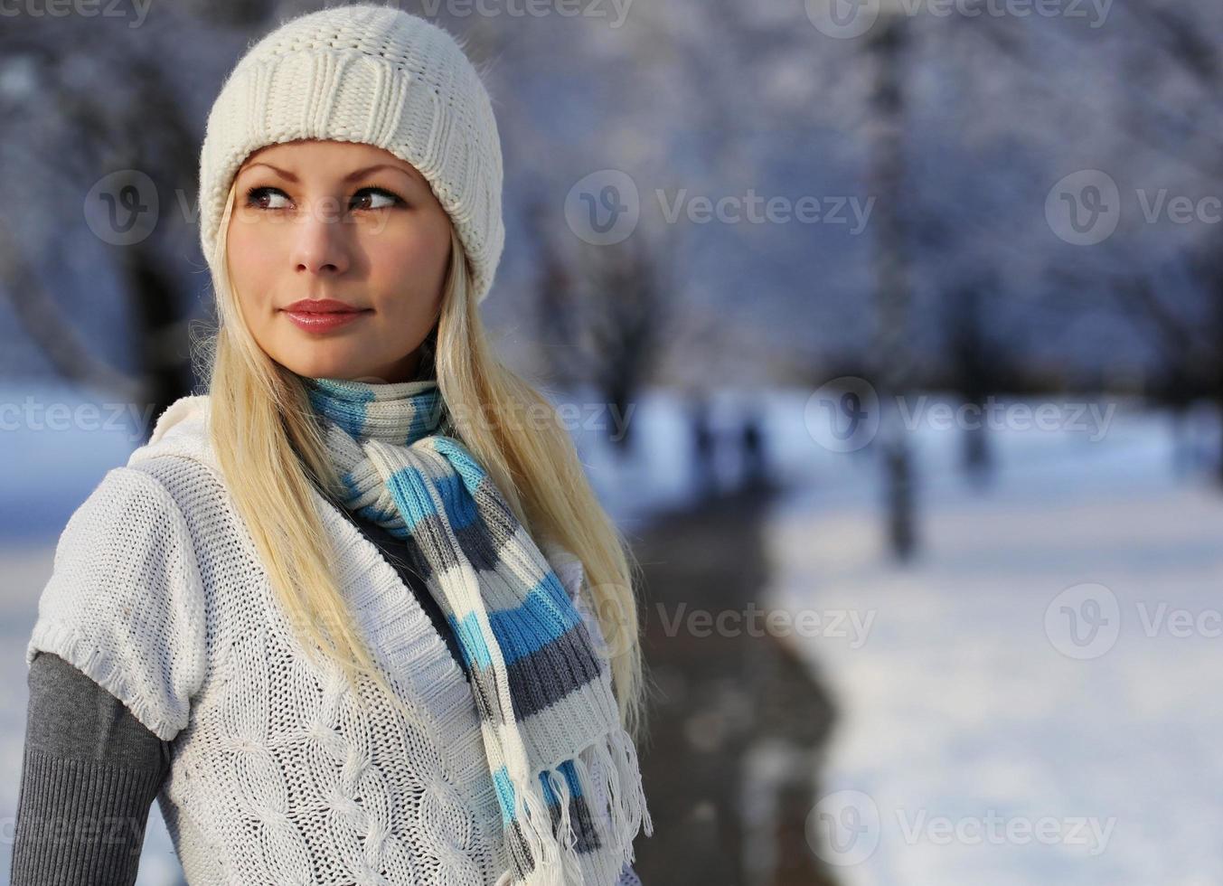 mulher de inverno com chapéu de malha em um beco com neve foto
