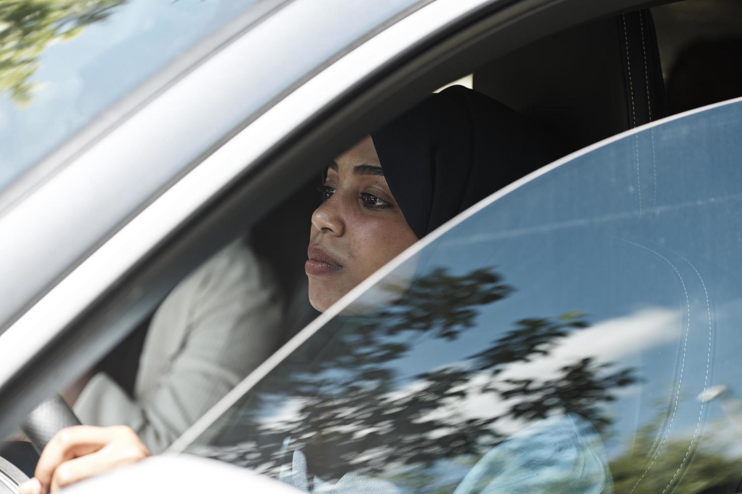 mulher árabe viajando de carro foto