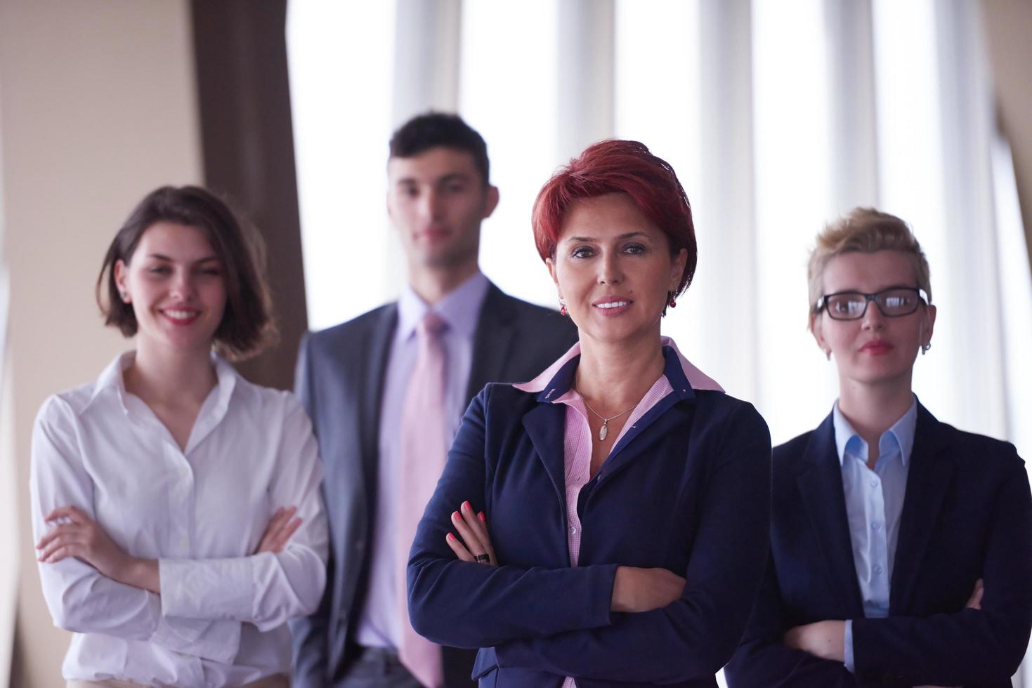 grupo de empresários diversos com mulher ruiva na frente foto