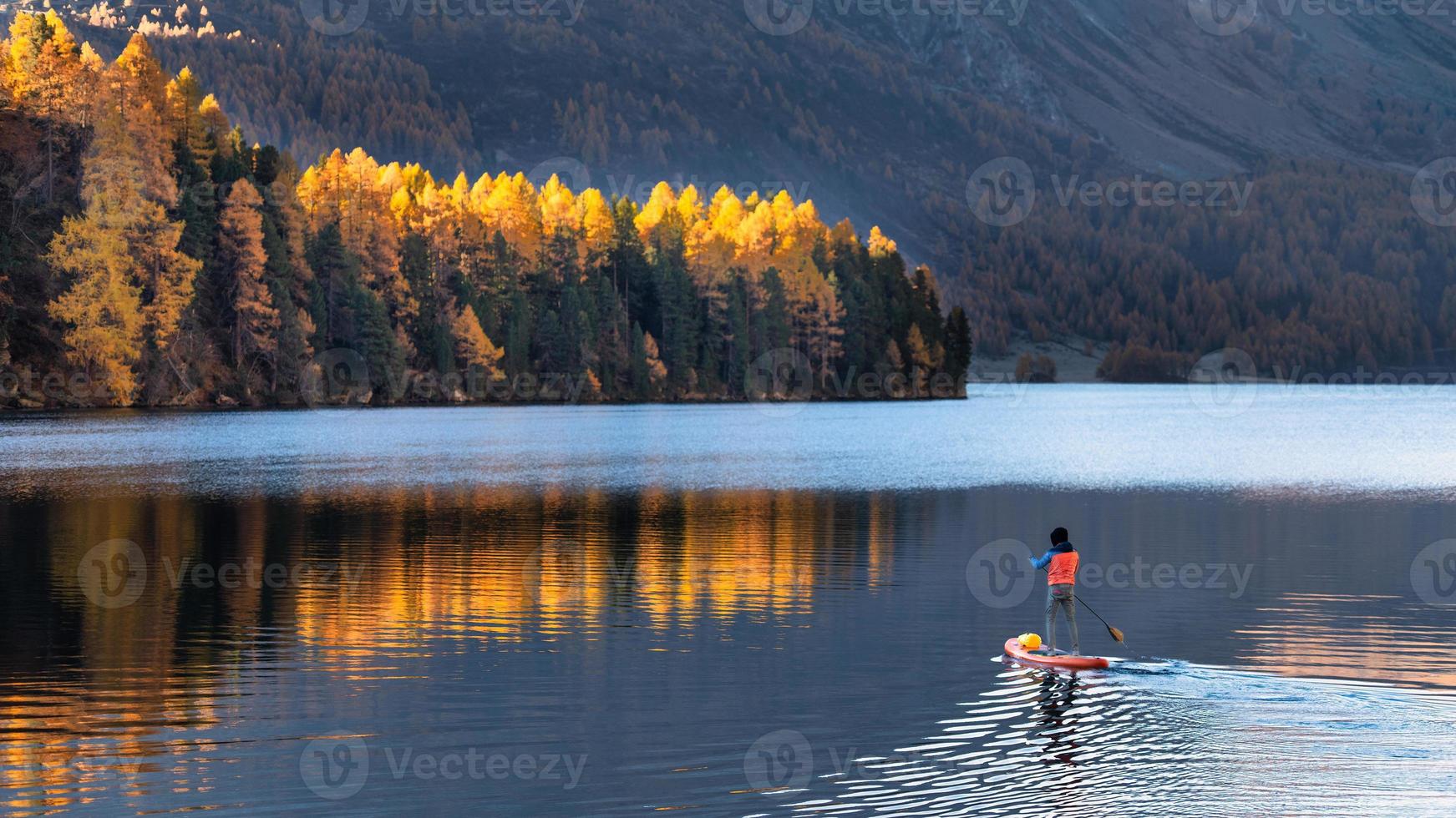 no paddleboard no lago de montanha no outono foto