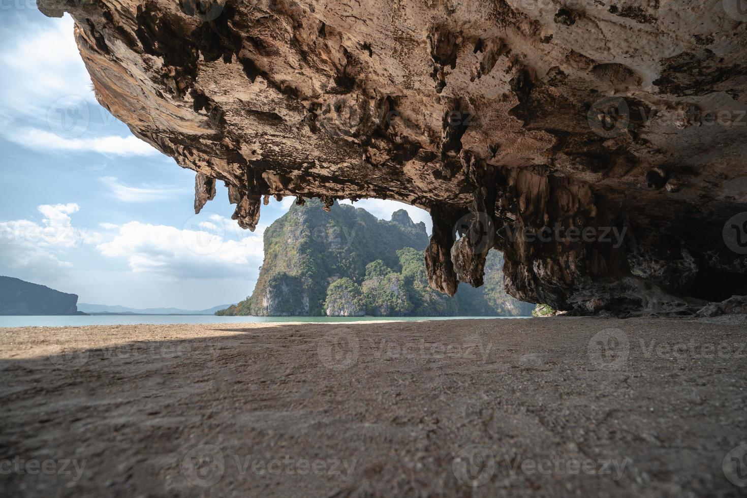 James Bond ilha do parque nacional de phang nga na baía de phang nga, tailândia. foto