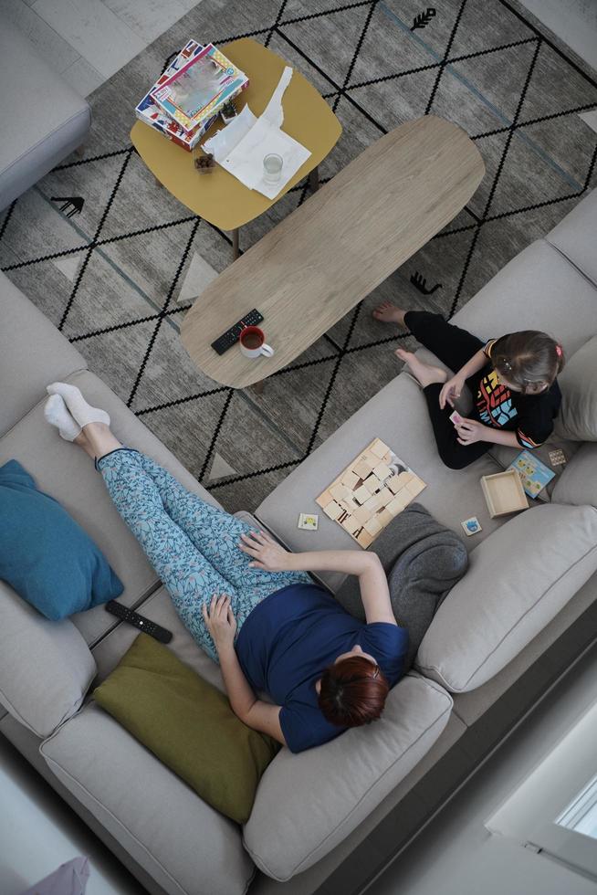 mãe e filha em casa jogando jogo da memória foto