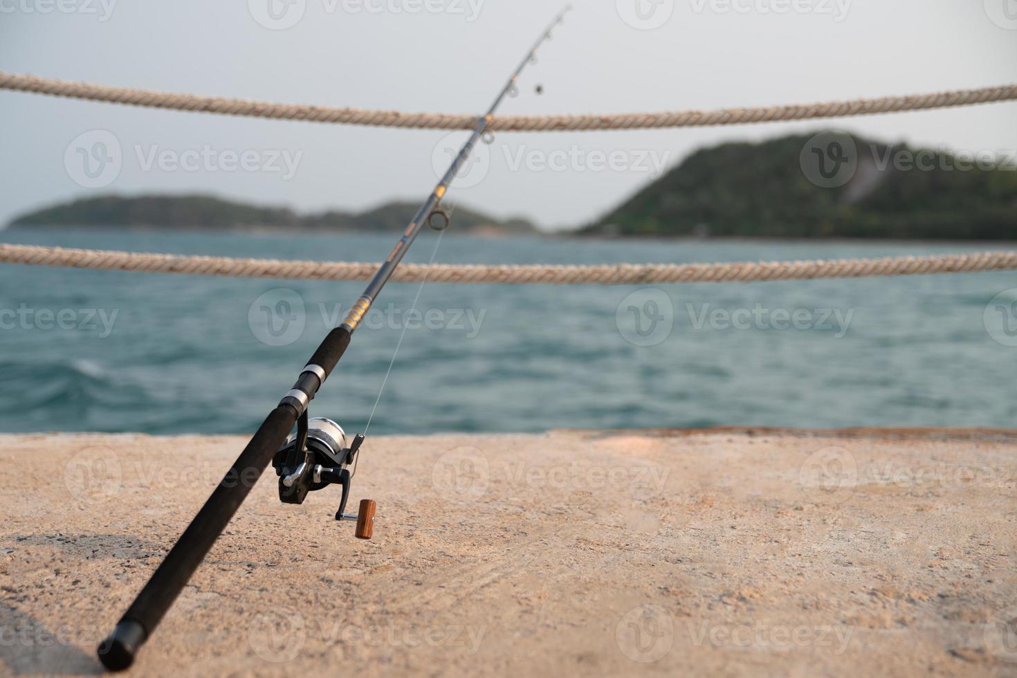 uma vara de pescar com fundo do mar, pescando. foto